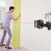 Bosch cross line laser Quigo with universal clamp MM 2 (easy and precise alignment with flexible positioning of the tool thanks to the universal