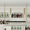 EYLINK Hanging Wine Rack From Ceiling， Modern Metal Wine Bottle Holder Wall Mounted Champagne Glass Goblets Stemware Rack Storage Shelf Gold Disp